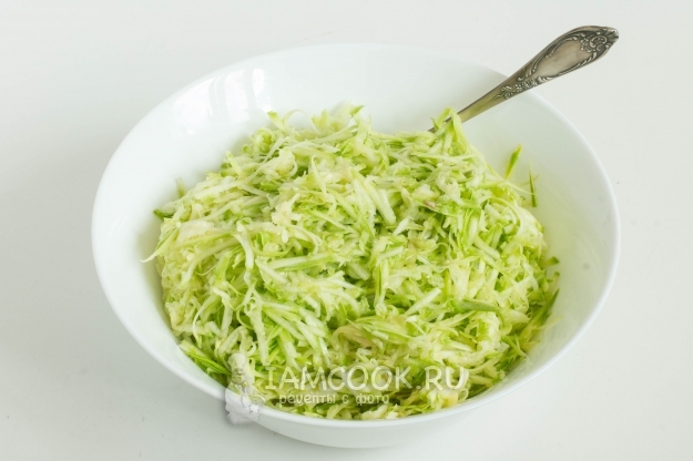 Натереть кабачки