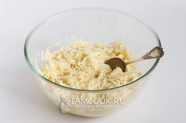 Натереть картофель на терке