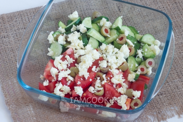 Положить сыр и оливки