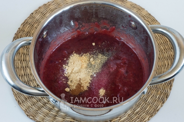 Всыпать сахар, соль и пряности