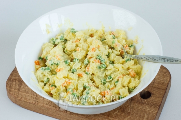 Фото картофельного салата с морковью и горошком