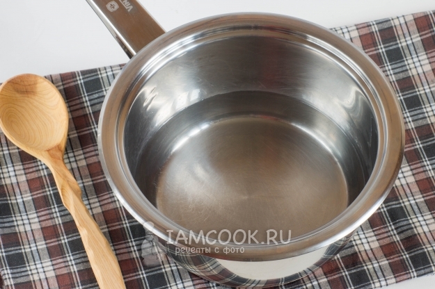 Влить воду в кастрюлю