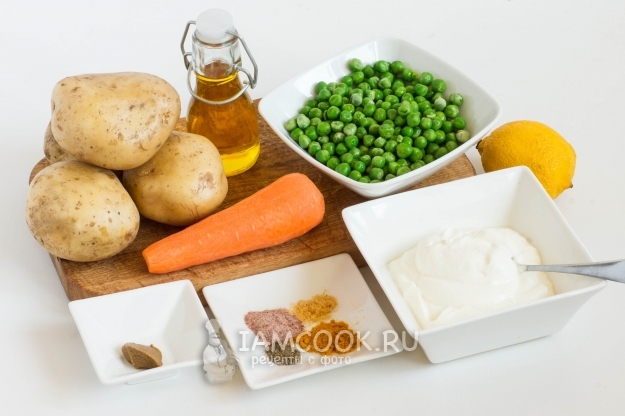 Ингредиенты для картофельного салата с морковью и горошком