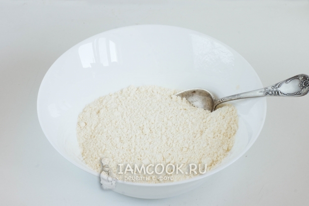 Растереть мучную смесь с маслом