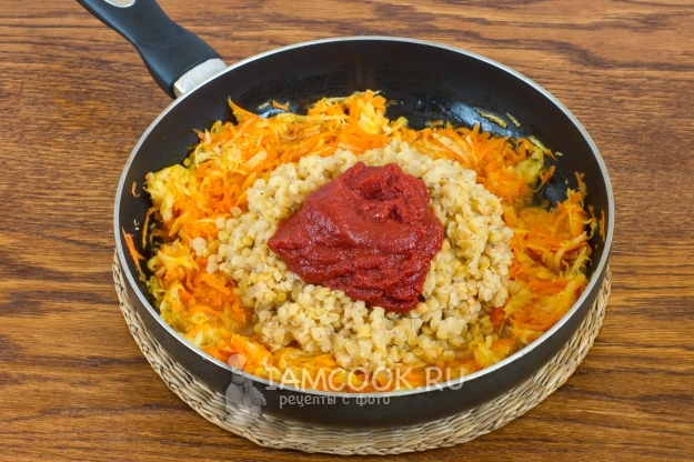 Положить чечевицу и томатную пасту