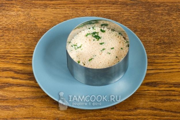 Положить кускус в формовочное кольцо