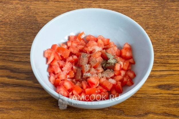 Помидоры посолить и поперчить