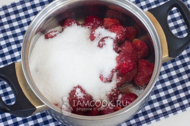 Соединить клубнику и сахар