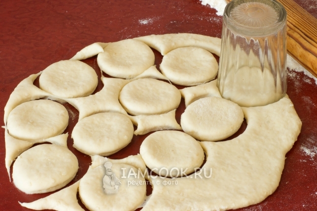 Вырезать из теста кружочки