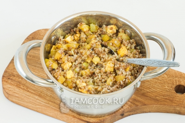 Положить кабачки с сыром в гречку