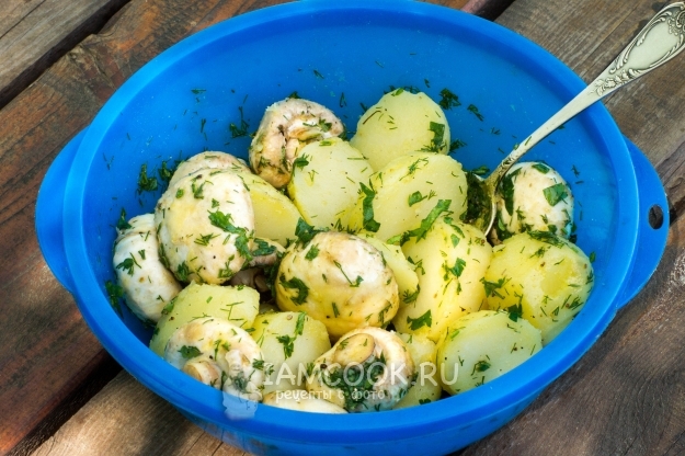 Замариновать грибы и картофель