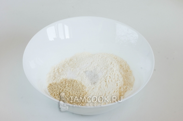 Соединить муку, соду, кунжут и соль