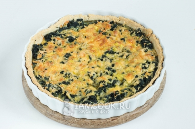 Фото пирога с крапивой и сырным соусом