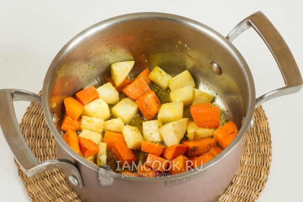 Обжарить морковь с сельдереем