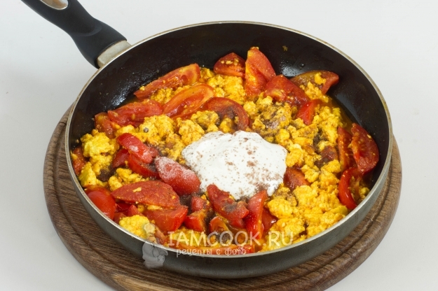 Добавить сметану и соль