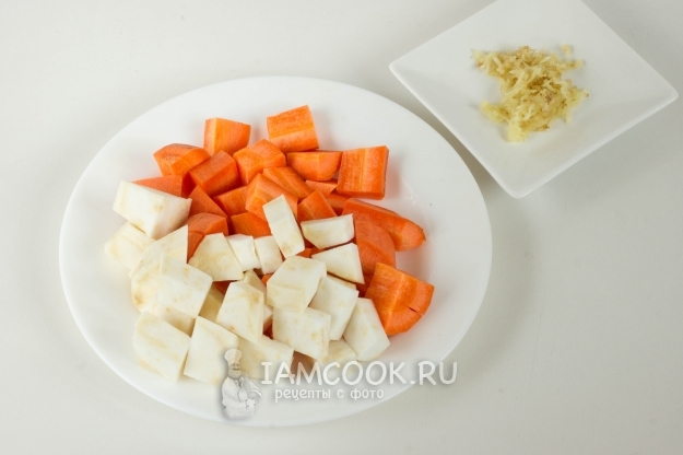 Порезать морковь и сельдерей