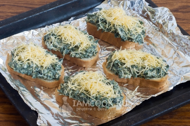 Положить на хлеб крапивную смесь