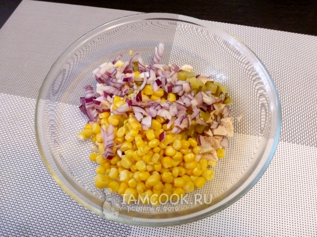 Добавить лук и кукурузу