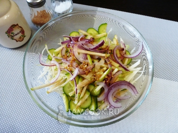 Полить салат заправкой