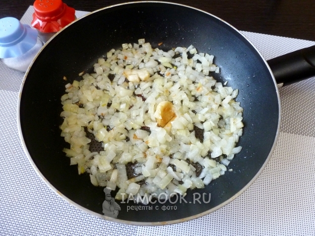 Обжарить лук с чесноком