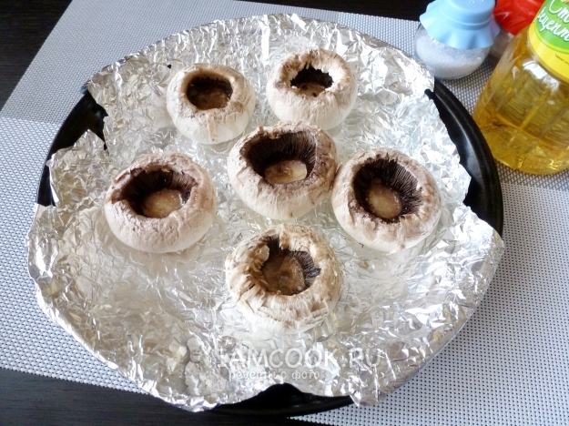 Выложить шляпки грибов на фольгу