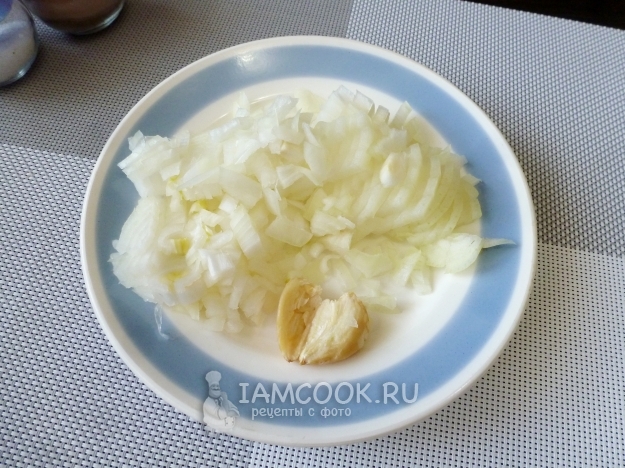 Порезать лук и чеснок