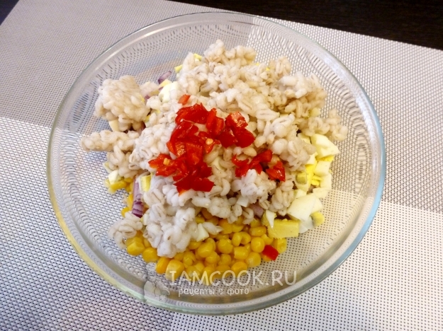 Добавить перловку и перец чили