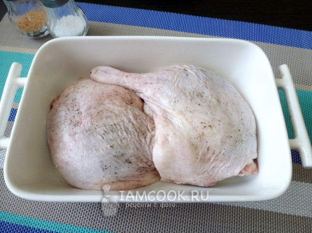 Положить курицу в форму