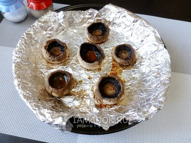 Запечь шляпки грибов в духовке