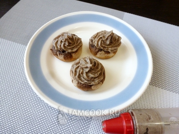 Наполнить шляпки грибов чечевичным паштетом