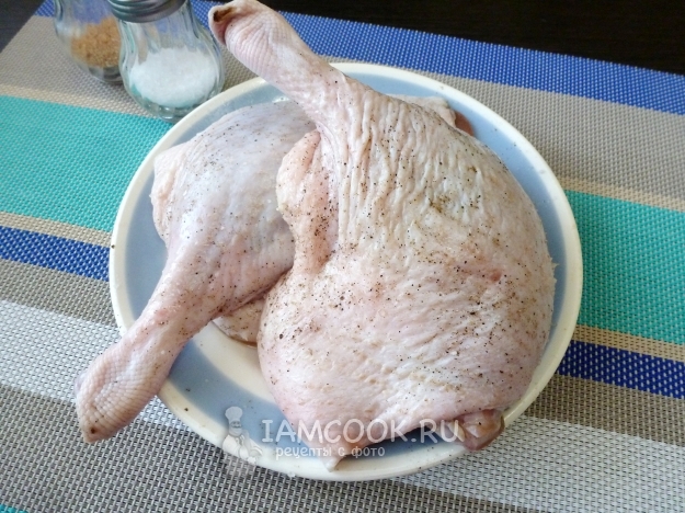 Натереть мясо солью и перцем