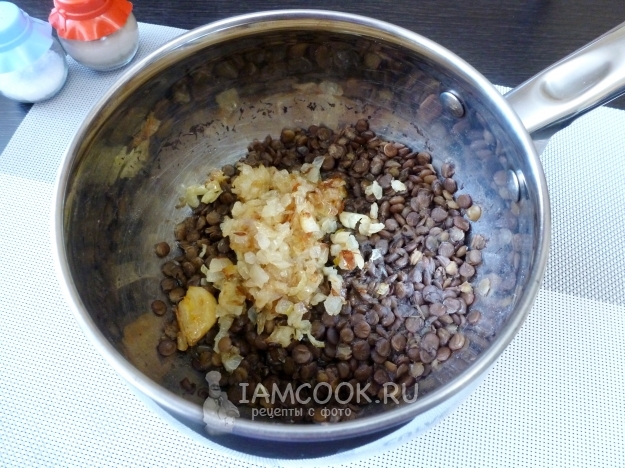 Положить к чечевице лук и чеснок