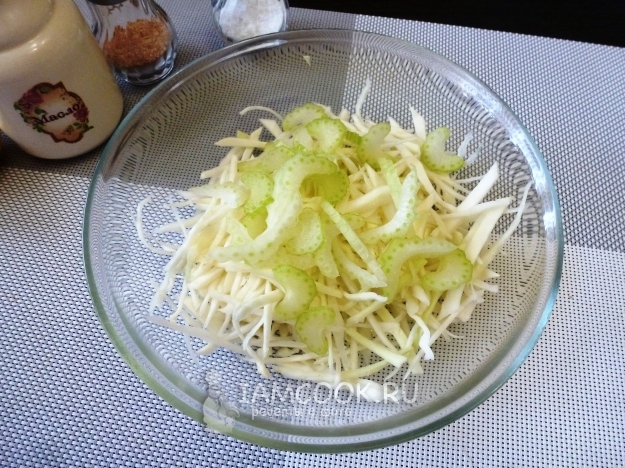 Положить сельдерей