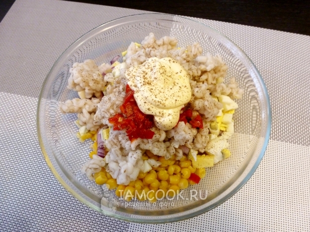 Добавить соль, перец и майонез