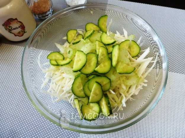 Положить огурцы