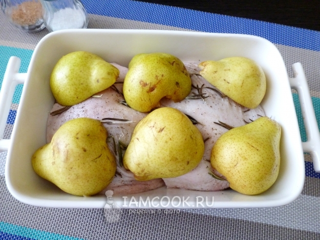 Положить на мясо груши
