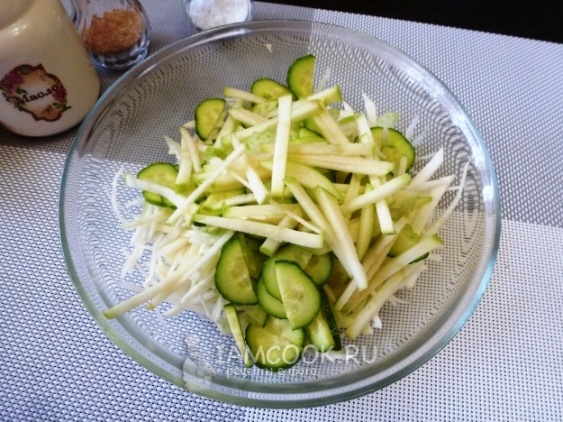 Положить яблоки