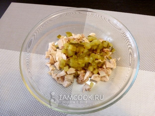 Соединить куриное филе и огурцы