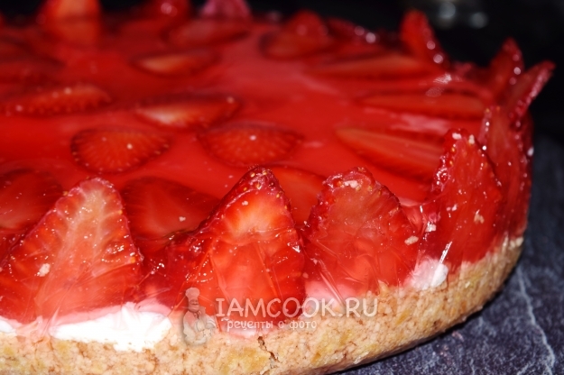 Фото клубничного торта без выпечки с печеньем