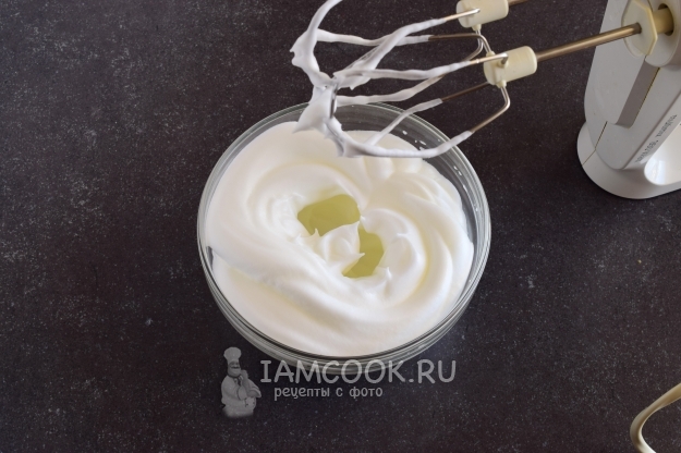 Взбить белки с сахаром