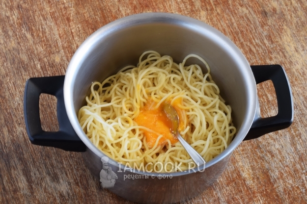 Положить соус из сыра и желтка