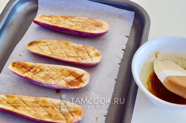 Смазать баклажаны соусом