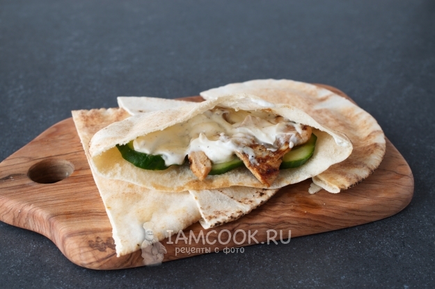 Смазать мясо соусом