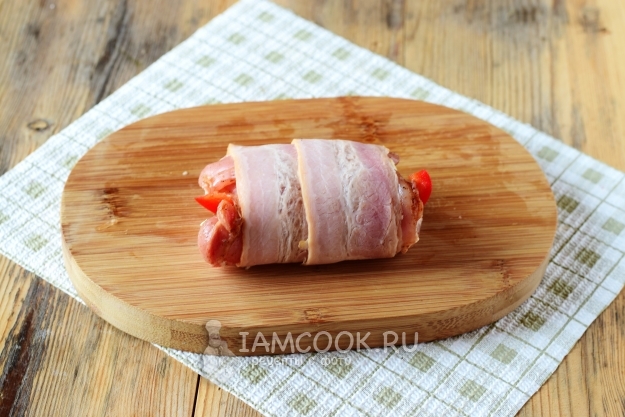 Свернуть бекон рулетиком