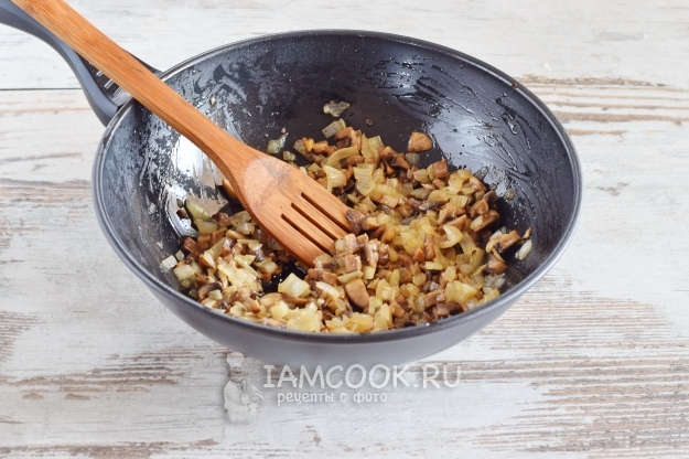 Обжарить лук с грибами