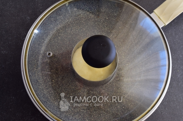 Накрыть сковороду крышкой