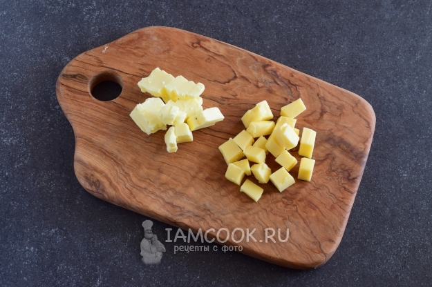 Порезать сыр и масло