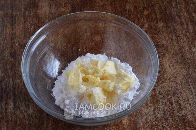 Соединить масло и сахарную пудру