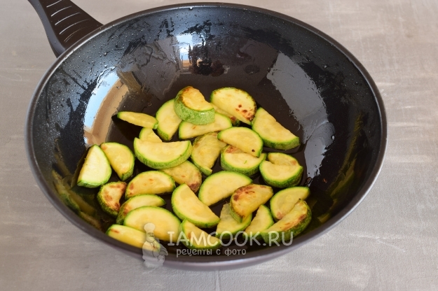 Обжарить кабачки