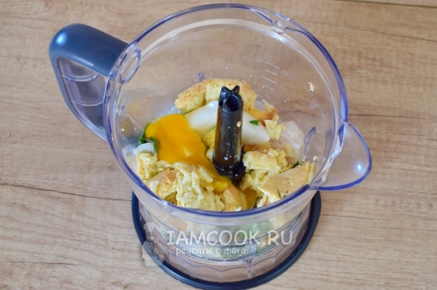 Добавить лук и яйца